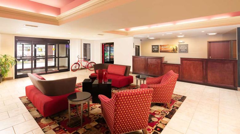 <b>Sleep Inn & Suites Lobby</b>. Images powered by <a href="https://iceportal.shijigroup.com/" title="IcePortal" target="_blank">IcePortal</a>.