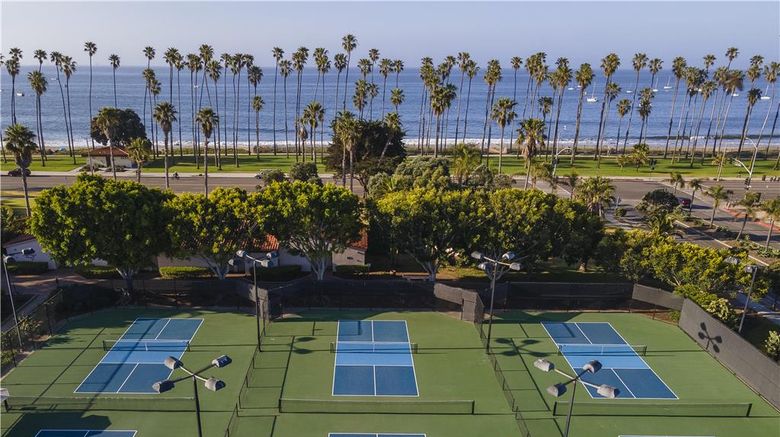 <b>Hilton Santa Barbara Beachfront Resort Beach</b>. Images powered by <a href="https://iceportal.shijigroup.com/" title="IcePortal" target="_blank">IcePortal</a>.