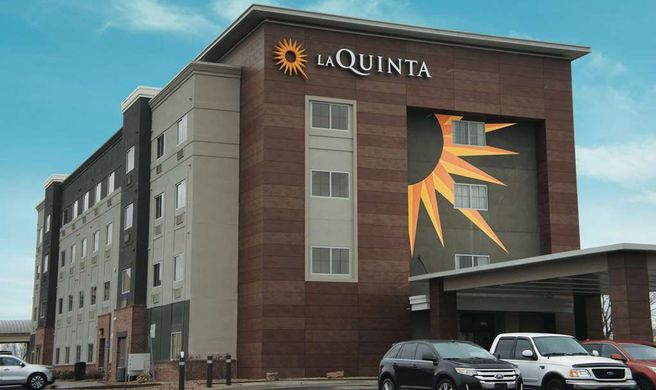La Quinta Inn & Suites Wichita Airport Exterior