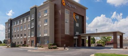 La Quinta Inn & Suites Wichita Airport Exterior