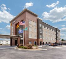 La Quinta Inn & Suites Wichita Airport Exterior