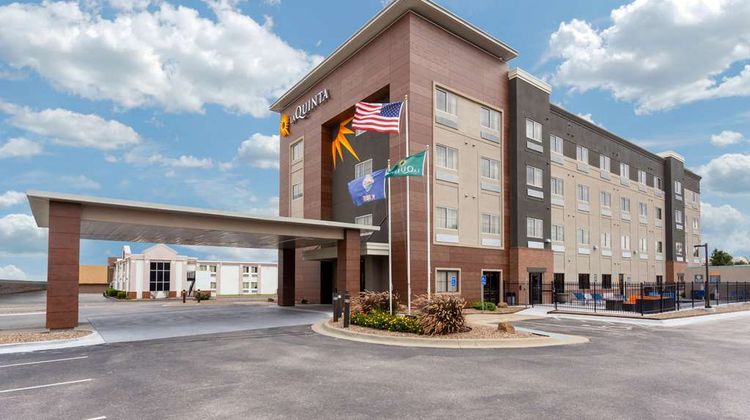 La Quinta Inn & Suites Wichita Airport Exterior