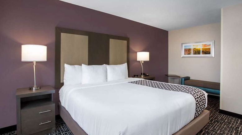 <b>La Quinta Inn & Suites Wichita Airport Suite</b>. Images powered by <a href="https://iceportal.shijigroup.com/" title="IcePortal" target="_blank">IcePortal</a>.