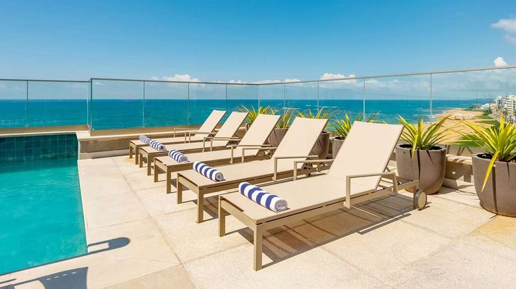 Comfort Suites Macae Pool