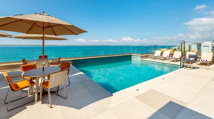 Comfort Suites Macae Pool