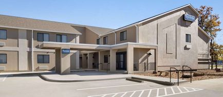 Travelodge by Wyndham Dexter Exterior