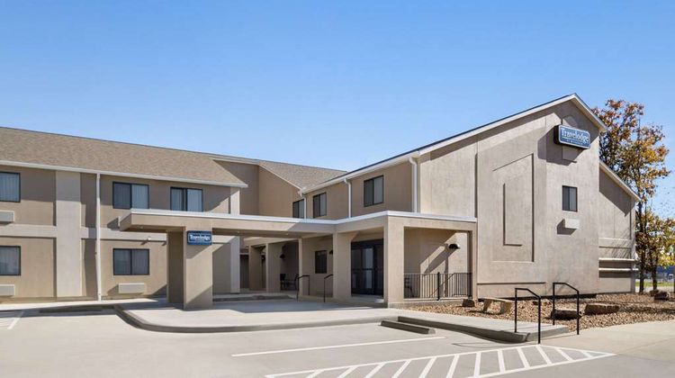 Travelodge by Wyndham Dexter Exterior