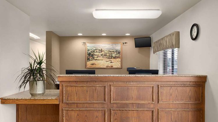 Baymont Inn & Suites Buffalo Lobby