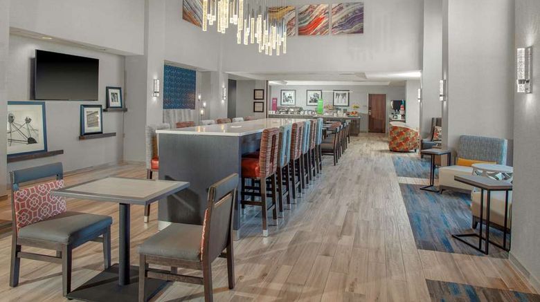 <b>Hampton Inn & Suites Chicago-Burr Ridge Lobby</b>. Images powered by <a href="https://iceportal.shijigroup.com/" title="IcePortal" target="_blank">IcePortal</a>.