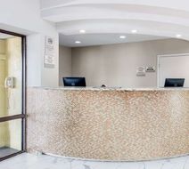 Clarion Inn & Suites Kissimmee Lobby