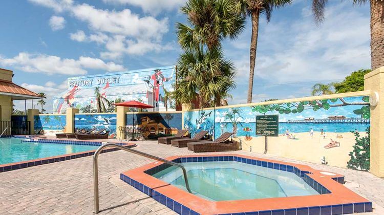 Clarion Inn & Suites Kissimmee Pool