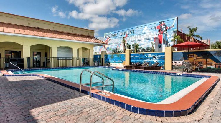 Clarion Inn & Suites Kissimmee Pool