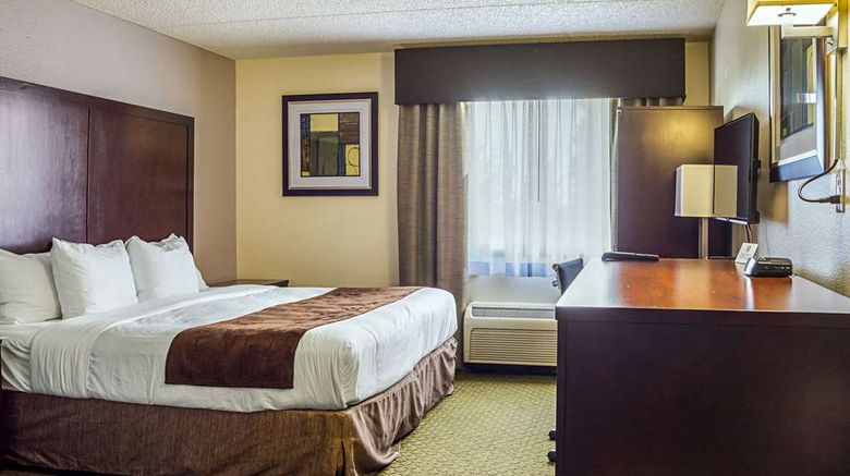 <b>Quality Inn & Suites Clackamas-Portland Room</b>. Images powered by <a href="https://iceportal.shijigroup.com/" title="IcePortal" target="_blank">IcePortal</a>.