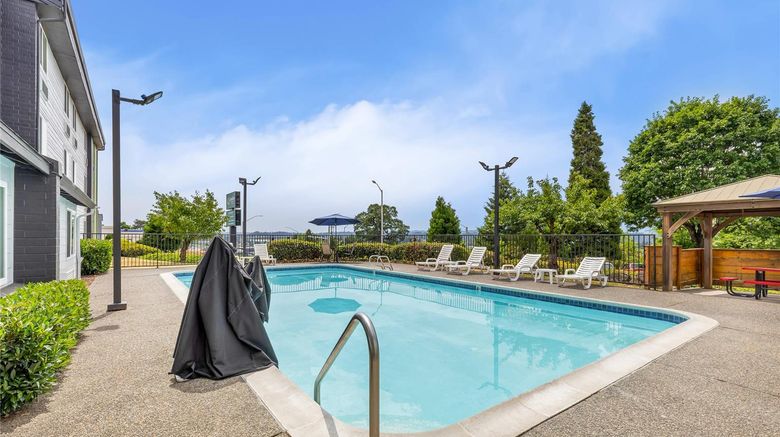 <b>Quality Inn & Suites Clackamas-Portland Pool</b>. Images powered by <a href="https://iceportal.shijigroup.com/" title="IcePortal" target="_blank">IcePortal</a>.