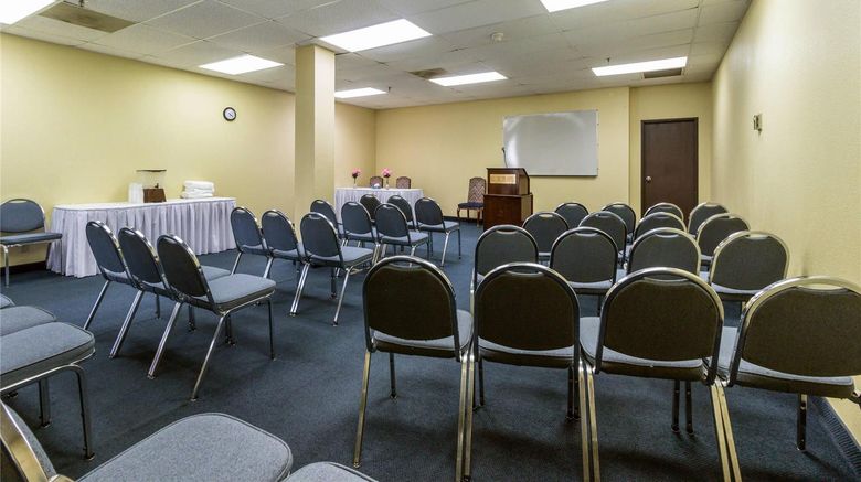 <b>Clarion Inn & Suites Meeting</b>. Images powered by <a href="https://iceportal.shijigroup.com/" title="IcePortal" target="_blank">IcePortal</a>.