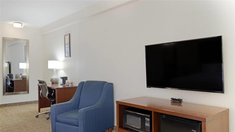 Comfort Inn & Suites, Wichita Suite
