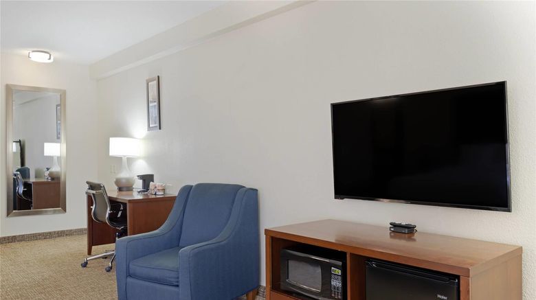 <b>Comfort Inn & Suites, Wichita Suite</b>. Images powered by <a href="https://iceportal.shijigroup.com/" title="IcePortal" target="_blank">IcePortal</a>.