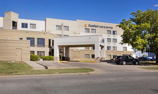 Comfort Inn & Suites, Wichita Exterior
