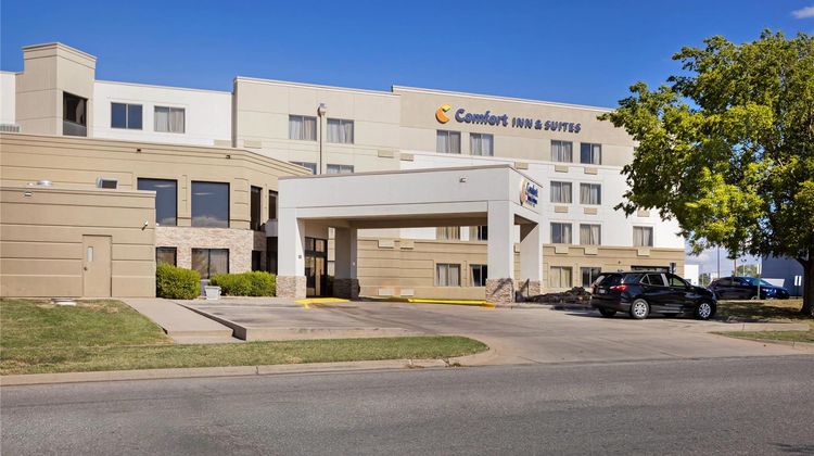 Comfort Inn & Suites, Wichita Exterior