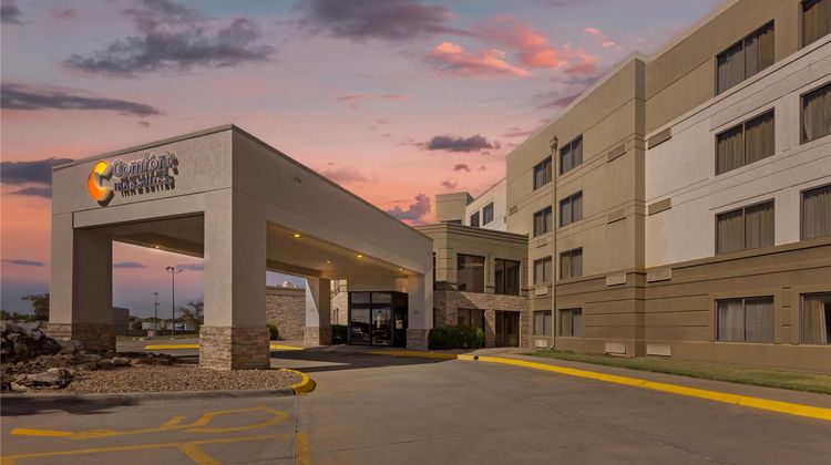 Comfort Inn & Suites, Wichita Exterior