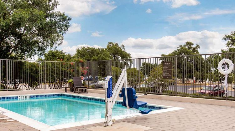 Comfort Suites Austin Pool