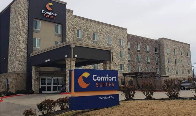 Comfort Suites Arlington North Exterior