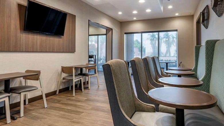 <b>Comfort Suites Ft. Airport & Cruise Port Restaurant</b>. Images powered by <a href="https://iceportal.shijigroup.com/" title="IcePortal" target="_blank">IcePortal</a>.
