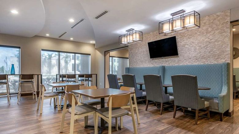 <b>Comfort Suites Ft. Airport & Cruise Port Restaurant</b>. Images powered by <a href="https://iceportal.shijigroup.com/" title="IcePortal" target="_blank">IcePortal</a>.