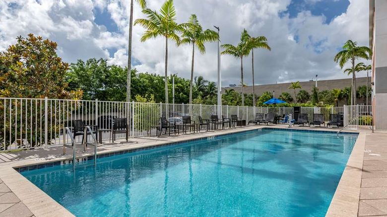 <b>Comfort Suites Ft. Airport & Cruise Port Pool</b>. Images powered by <a href="https://iceportal.shijigroup.com/" title="IcePortal" target="_blank">IcePortal</a>.