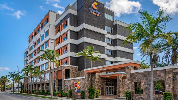 Comfort Suites Ft. Airport & Cruise Port Exterior