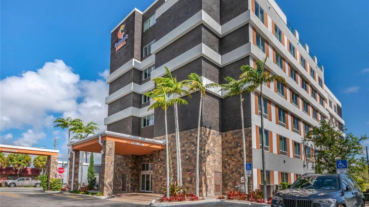 Comfort Suites Ft. Airport & Cruise Port Exterior