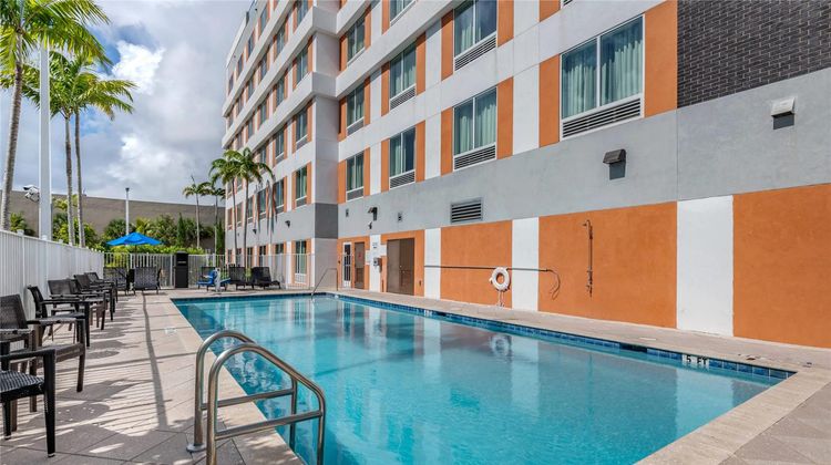Comfort Suites Ft. Airport & Cruise Port Pool