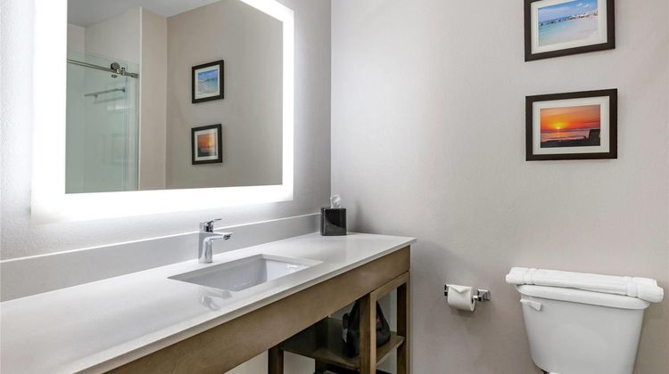 Comfort Suites Ft. Airport & Cruise Port Room