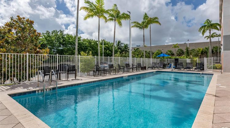Comfort Suites Ft. Airport & Cruise Port Pool
