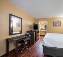 Econo Lodge Columbus near Airport Room
