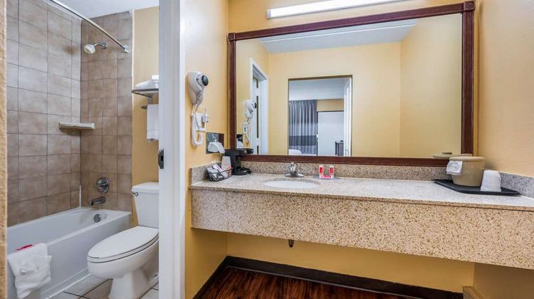 Econo Lodge Columbus near Airport Room