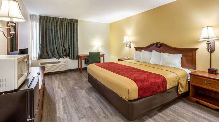 Econo Lodge Inn & Suites Room
