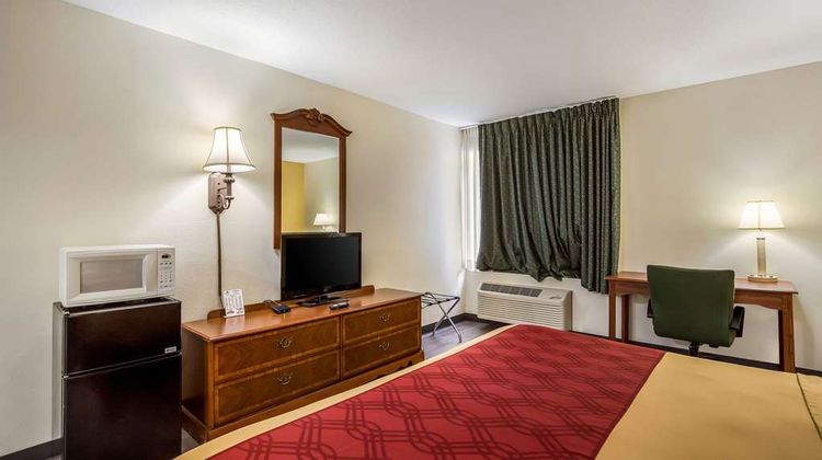 Econo Lodge Inn & Suites Room