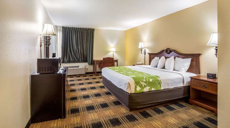 Econo Lodge Inn & Suites Room