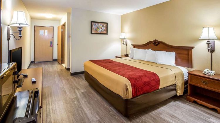 Econo Lodge Inn & Suites Room