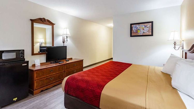 Econo Lodge Inn & Suites Room