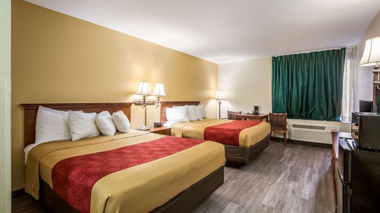 Econo Lodge Inn & Suites Room