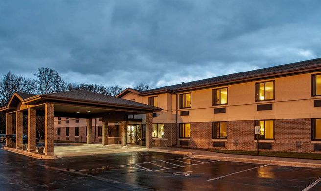 Econo Lodge Inn & Suites Oconto Exterior