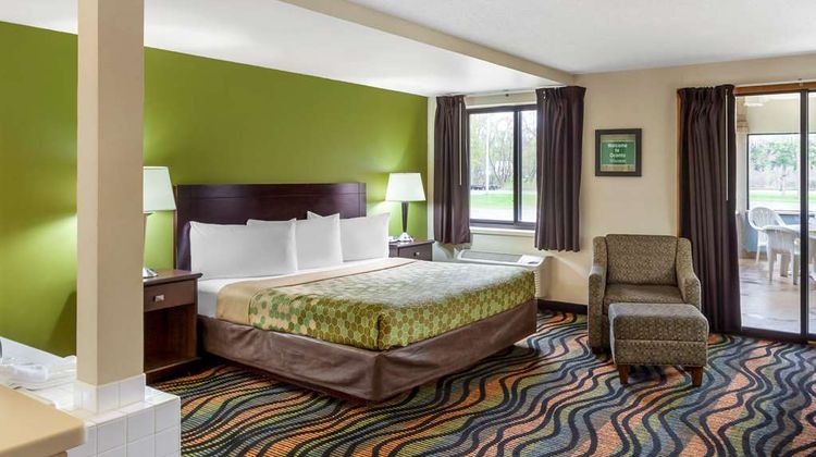 Econo Lodge Inn & Suites Oconto Suite