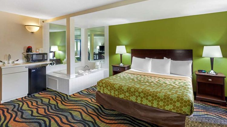Econo Lodge Inn & Suites Oconto Suite