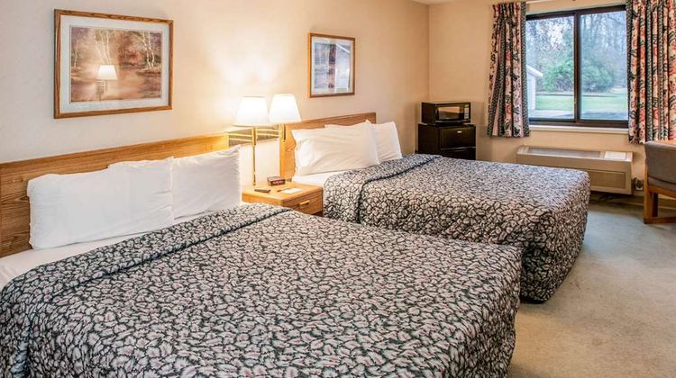 Econo Lodge Inn & Suites Oconto Room