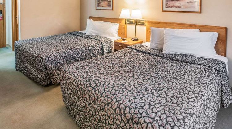 Econo Lodge Inn & Suites Oconto Room