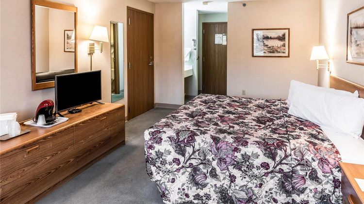 Econo Lodge Inn & Suites Oconto Room