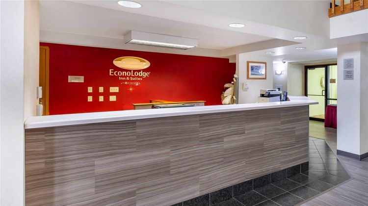Econo Lodge Inn & Suites Oconto Lobby