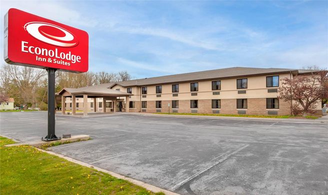 Econo Lodge Inn & Suites Oconto Exterior